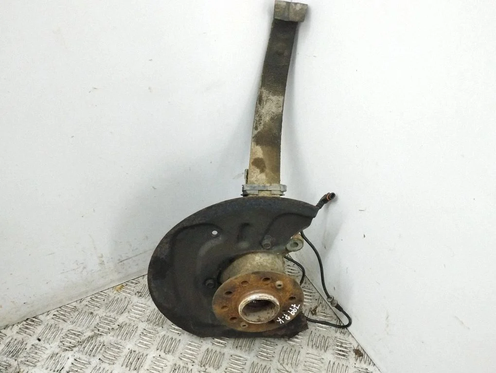 Front wheel hub – left