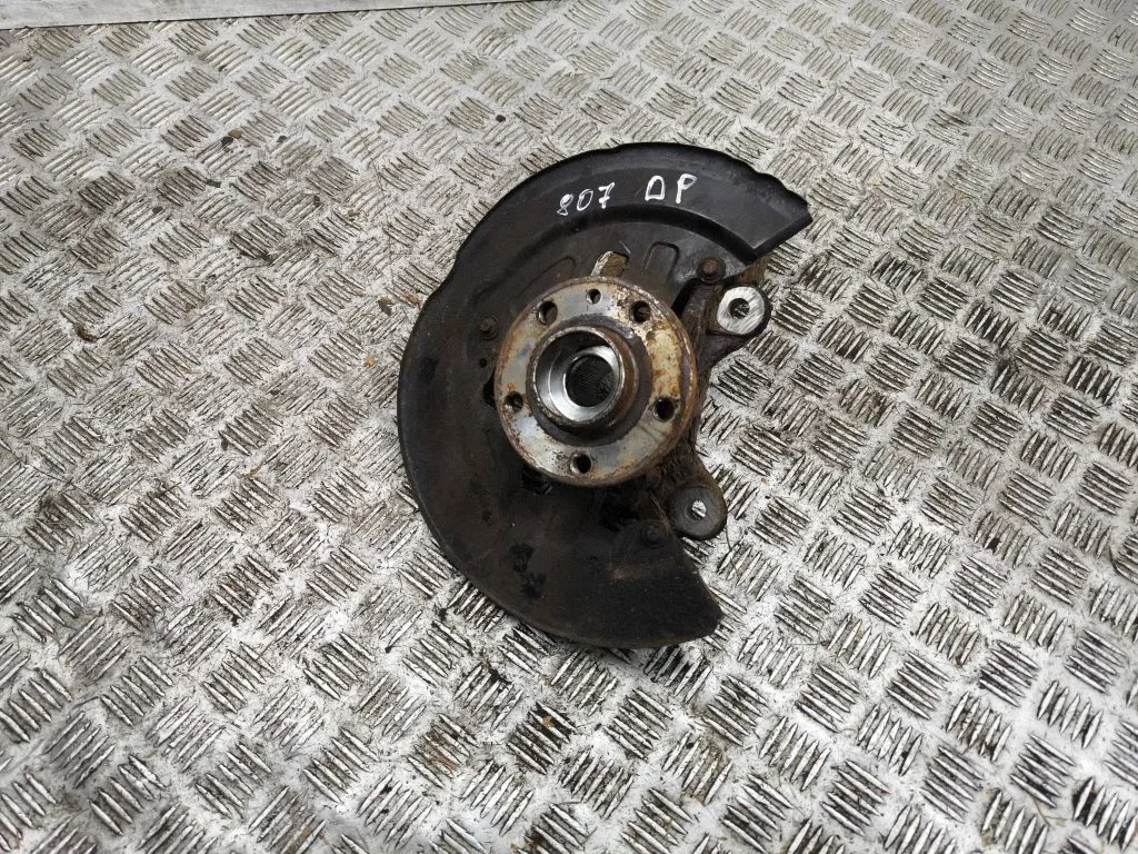 Front wheel hub – right