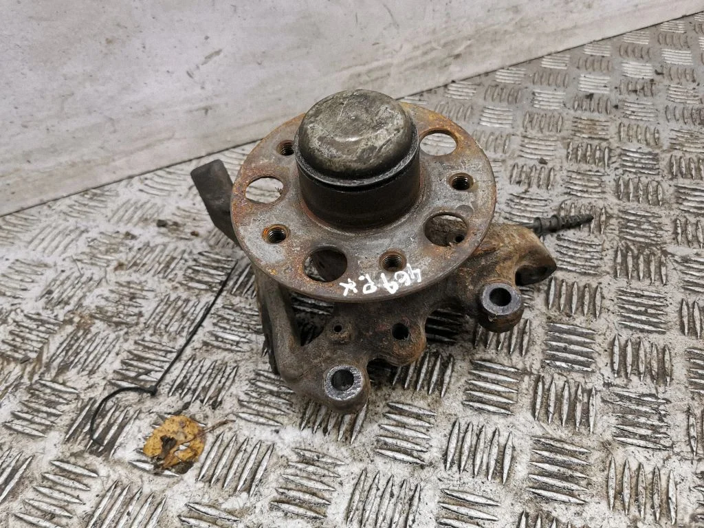 Front wheel hub – left