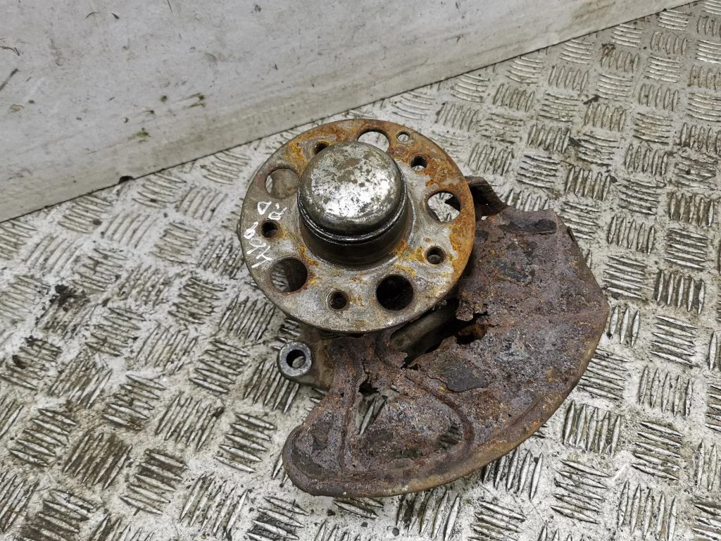 Front wheel hub – right