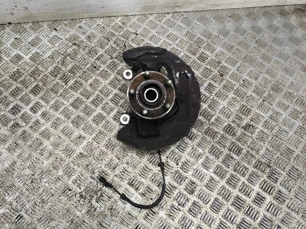 Front wheel hub – left