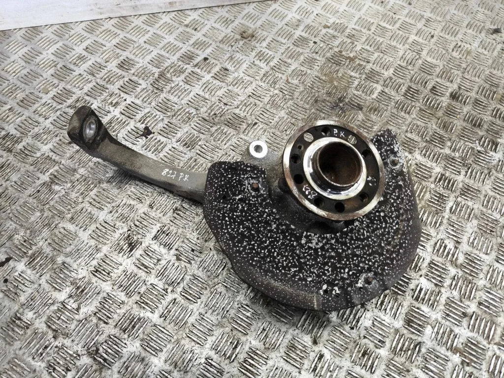 Front wheel hub – left