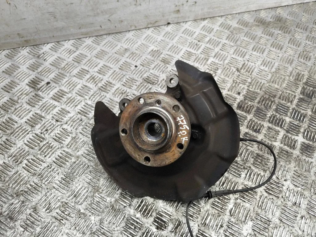 Front wheel hub – left