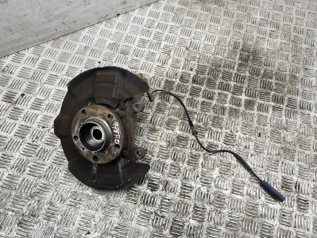 Front wheel hub – right