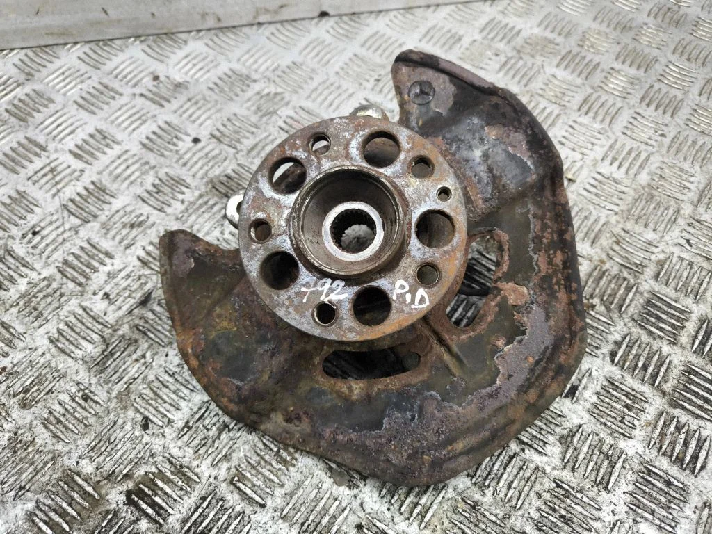Front wheel hub – right