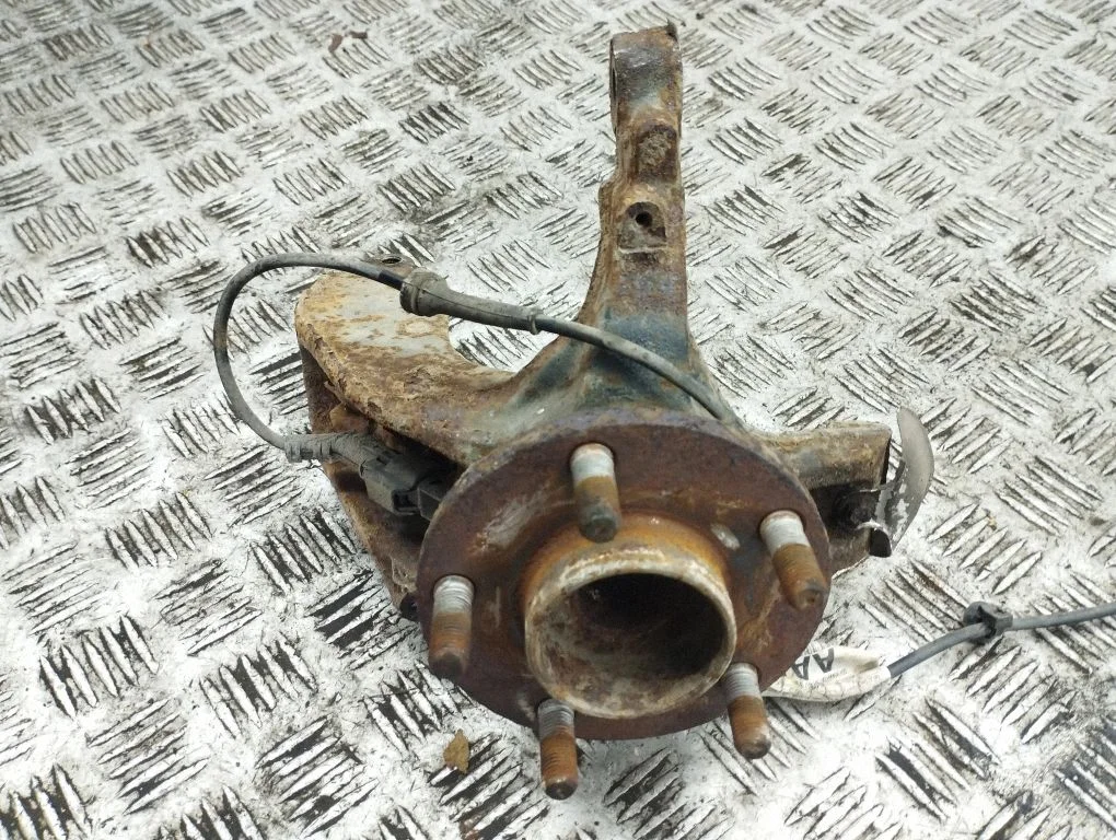 Front wheel hub – left