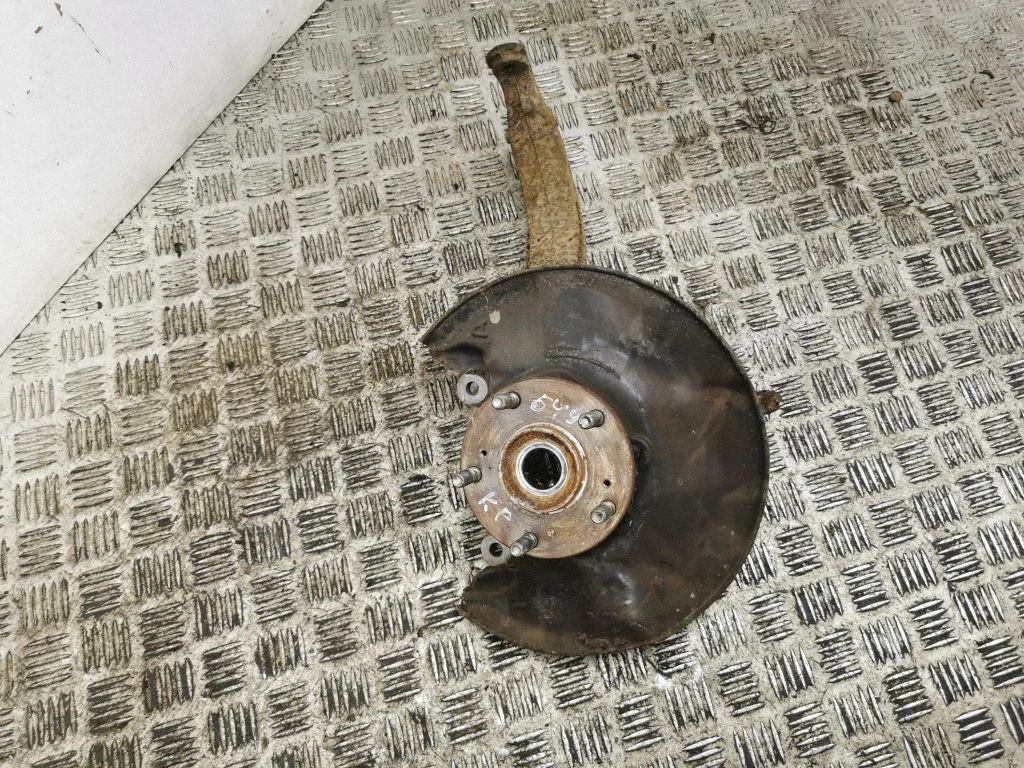 Front wheel hub – left