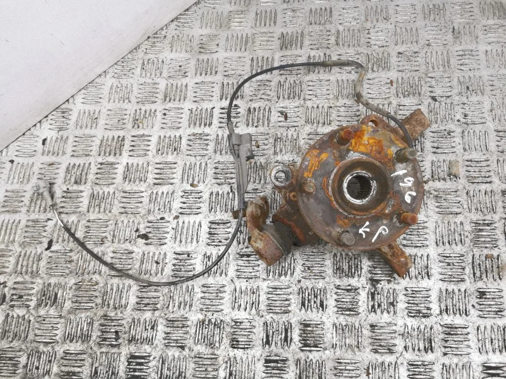 Front wheel hub – left