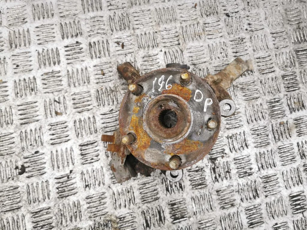 Front wheel hub – right