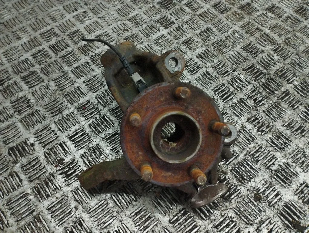 Front wheel hub – right