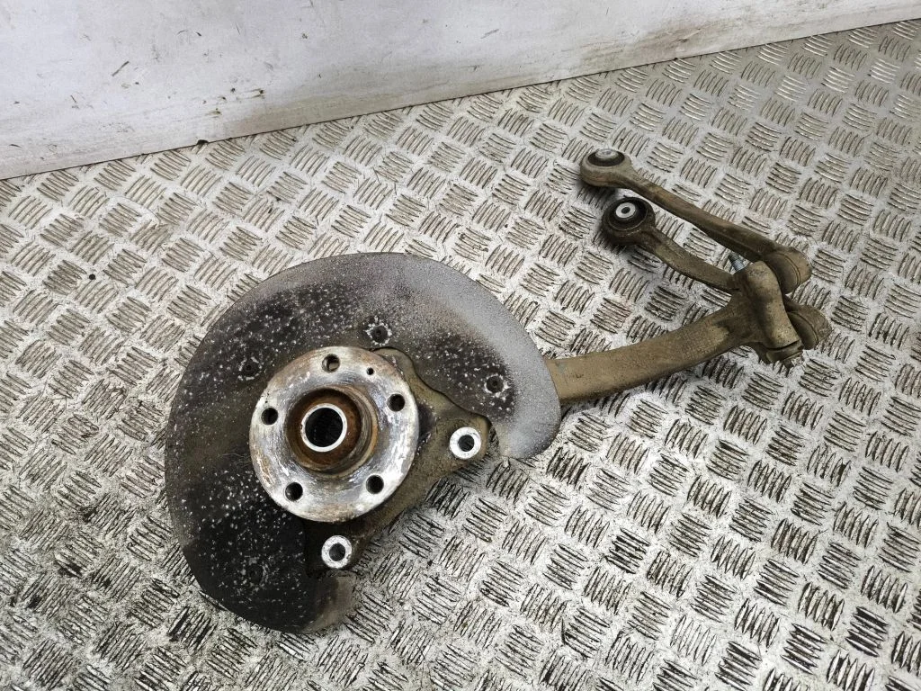 Front wheel hub – left