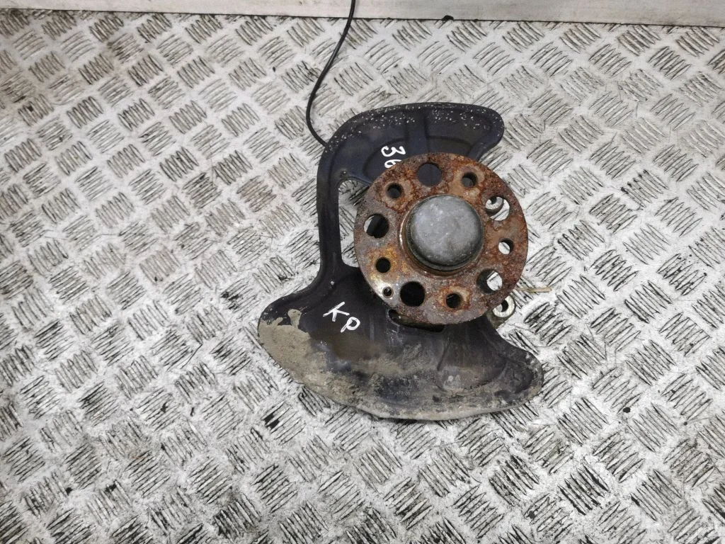 Front wheel hub – left