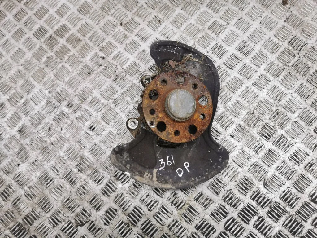 Front wheel hub – right