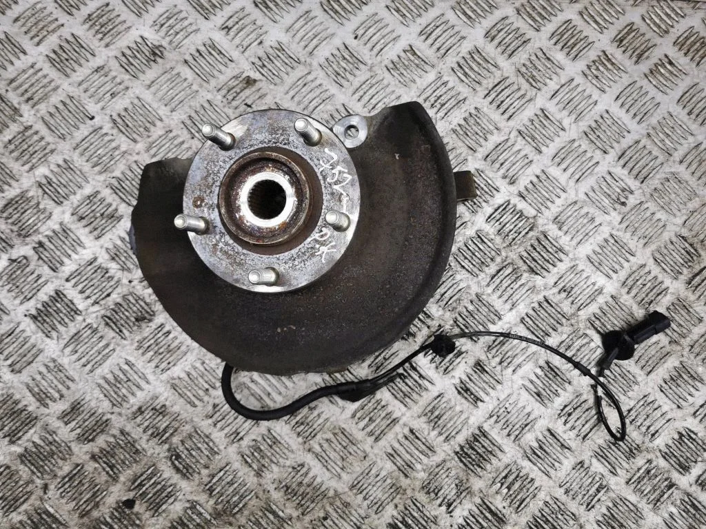 Front wheel hub – left