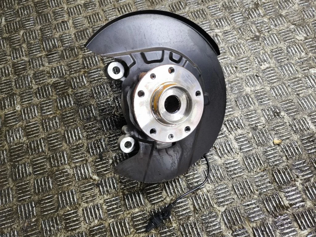 Front wheel hub – left