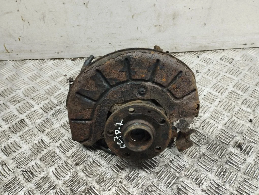 Front wheel hub – left