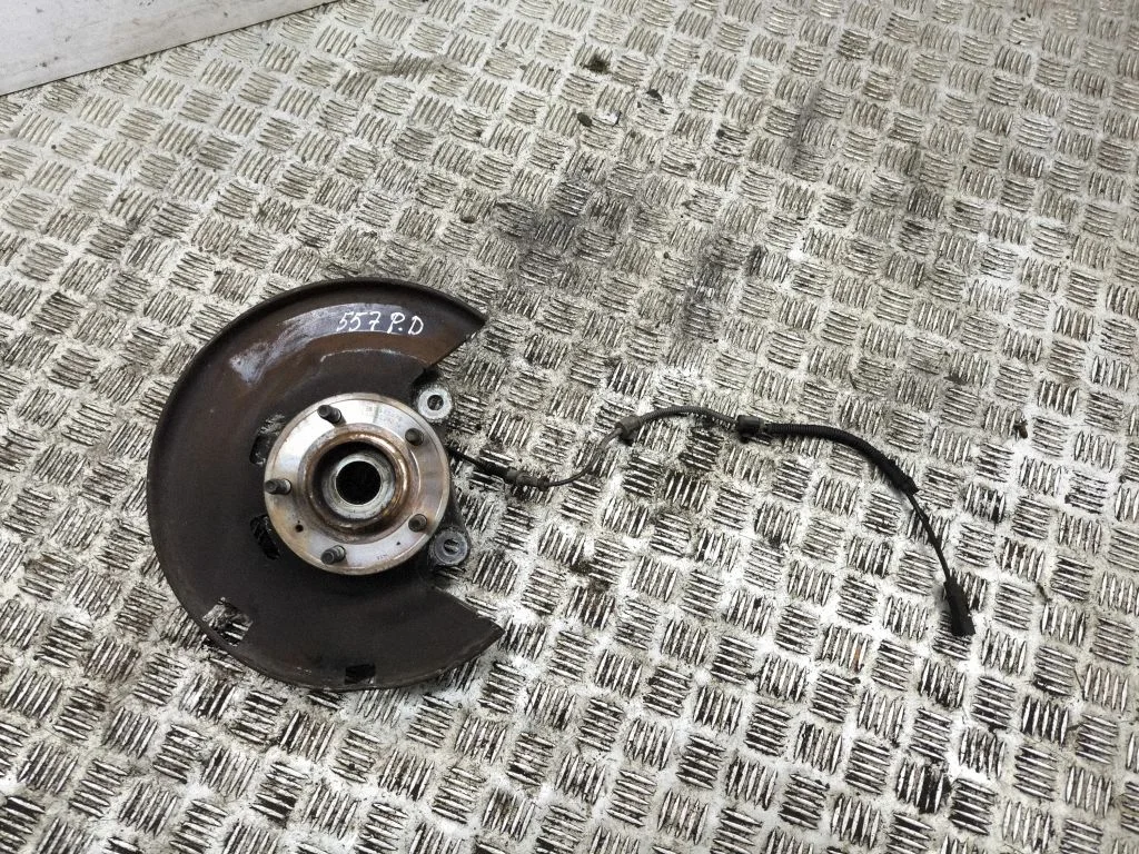 Front wheel hub – right