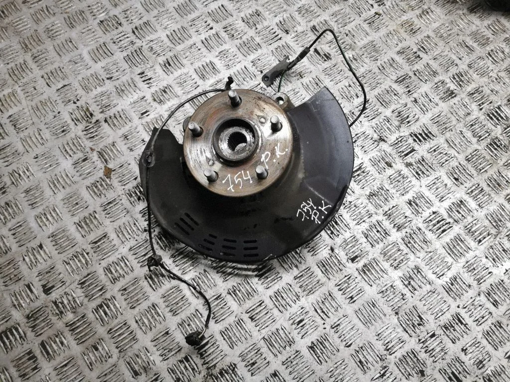 Front wheel hub – left