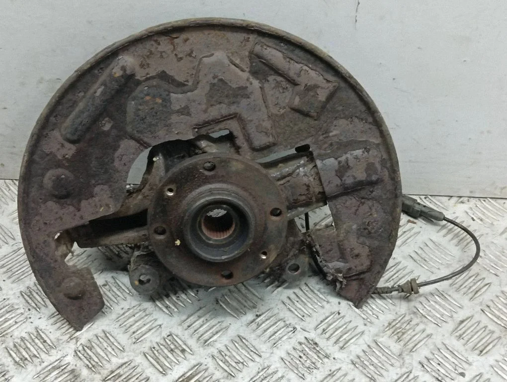 Front wheel hub – left