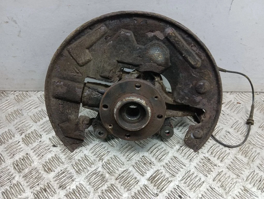 Front wheel hub – right