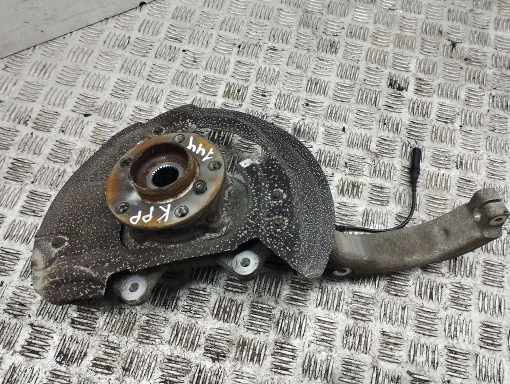 Front wheel hub – left