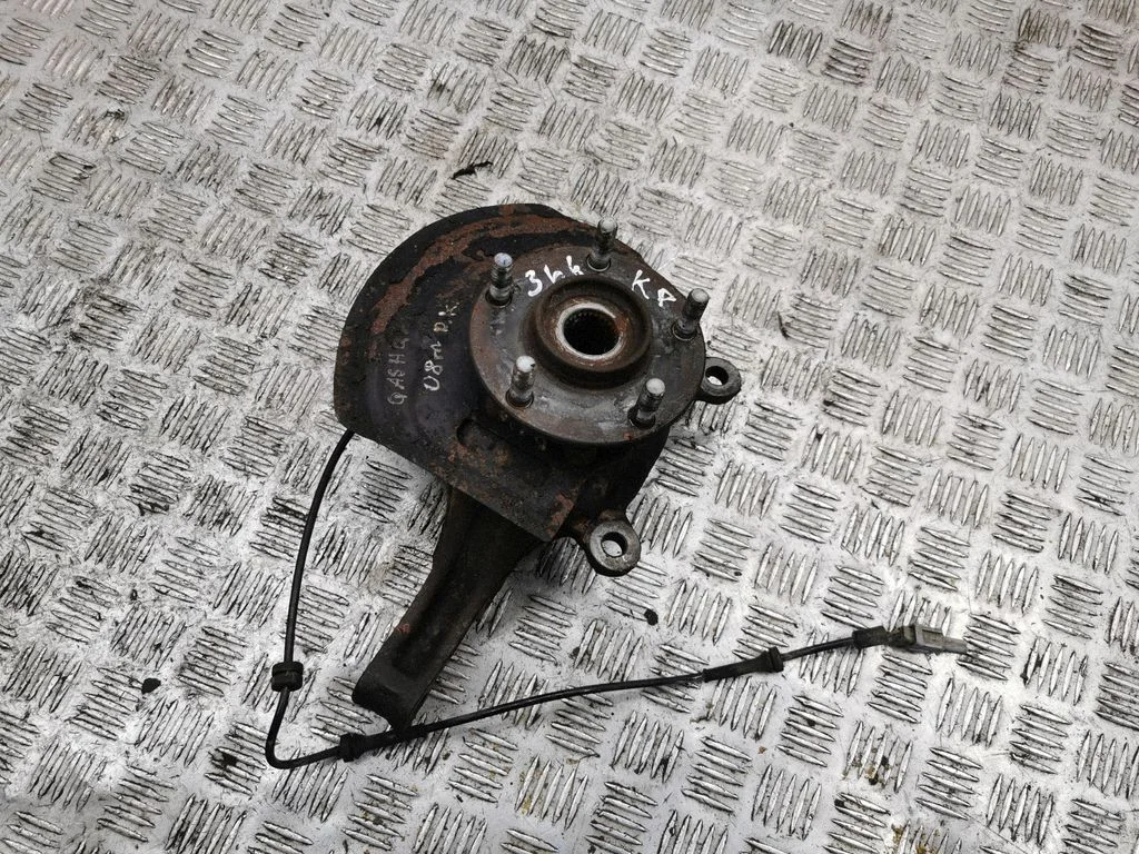 Front wheel hub – left