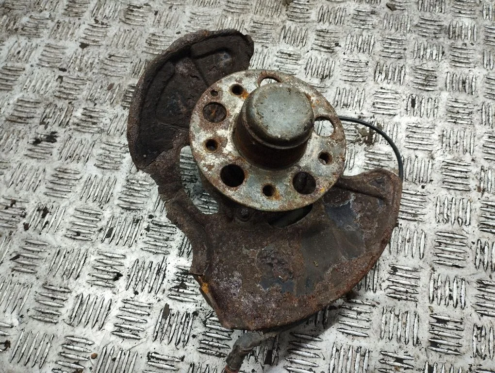 Front wheel hub – left