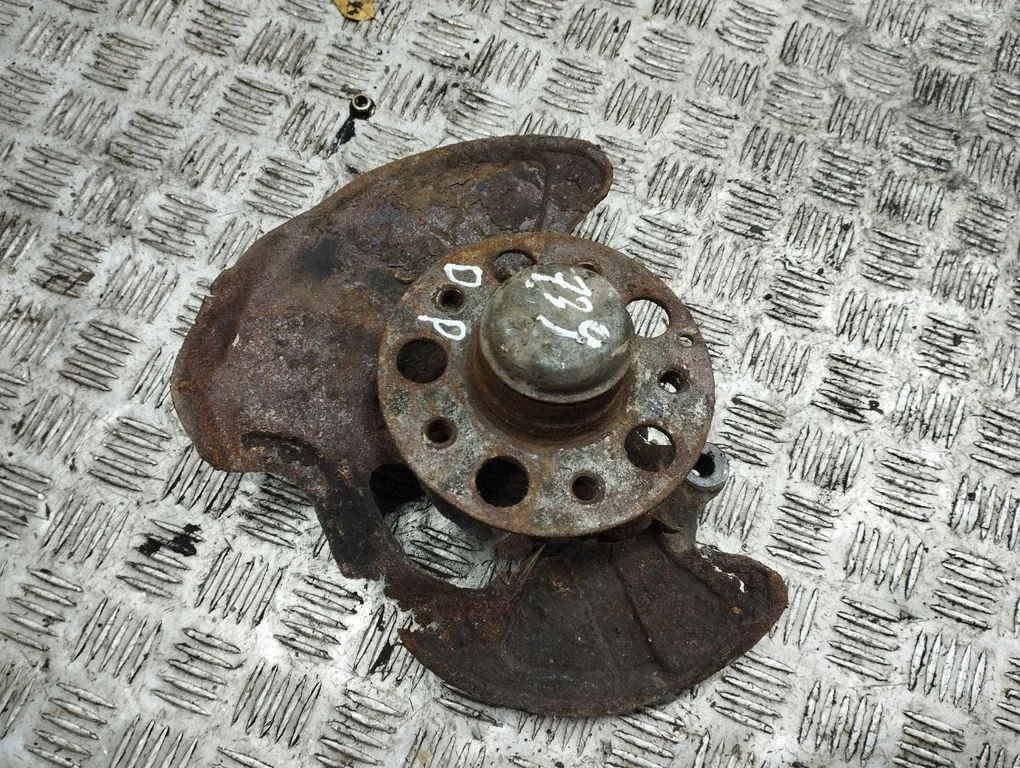 Front wheel hub – right