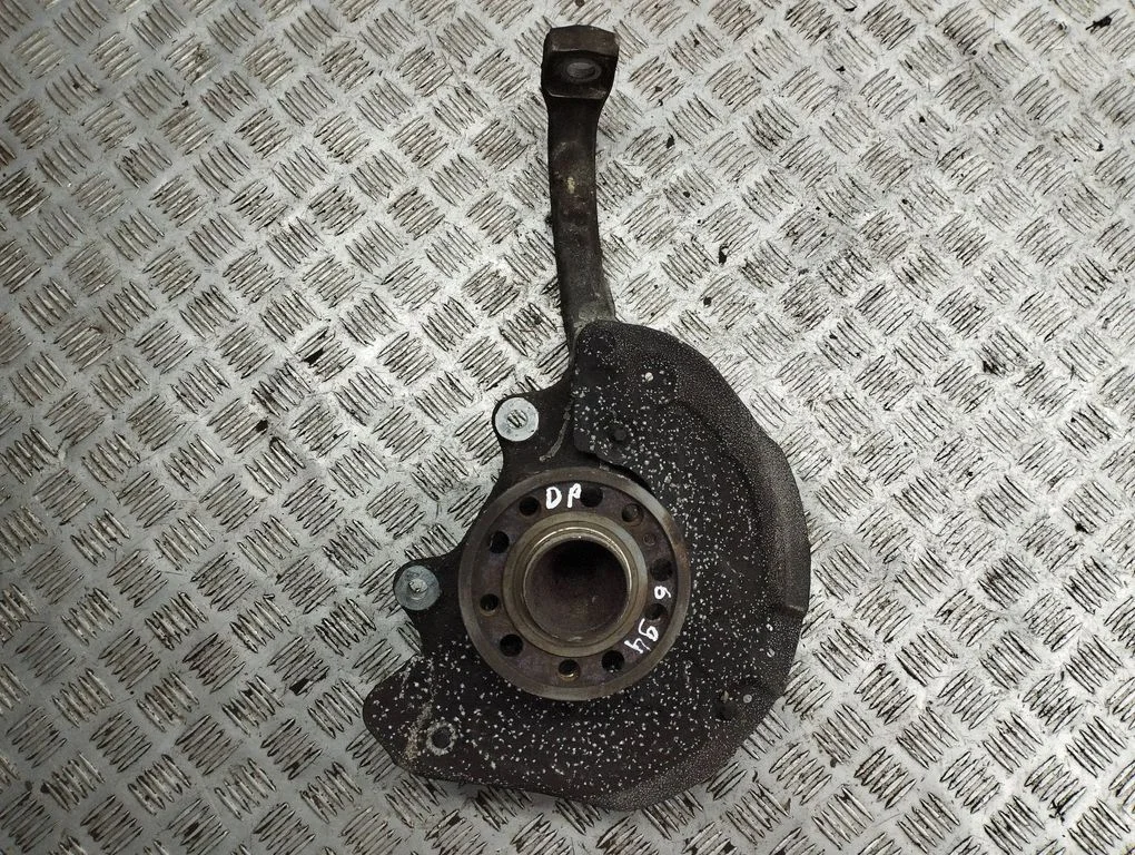Front wheel hub – right