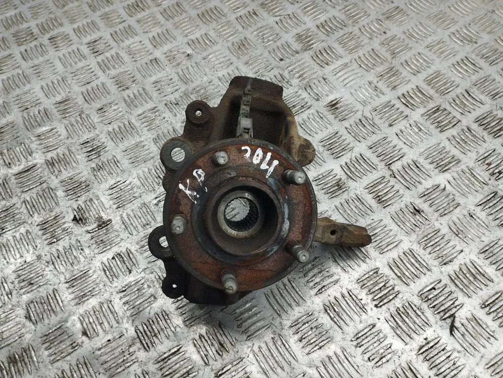 Front wheel hub – left