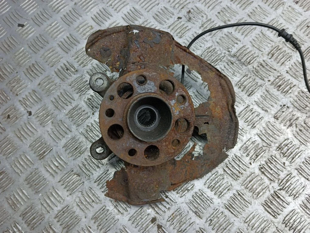 Front wheel hub – right