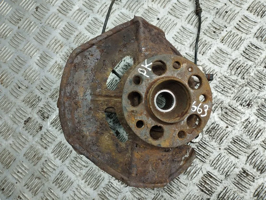 Front wheel hub – left