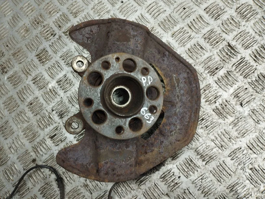 Front wheel hub – right
