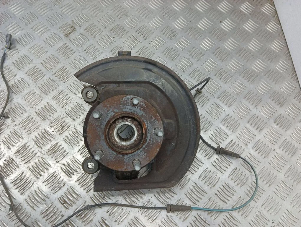 Front wheel hub – left