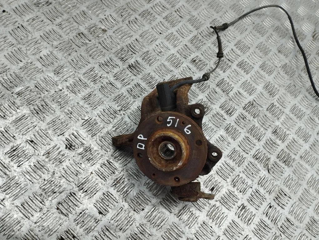 Front wheel hub – right