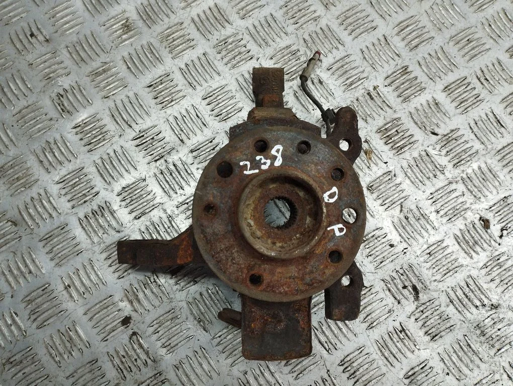 Front wheel hub – right