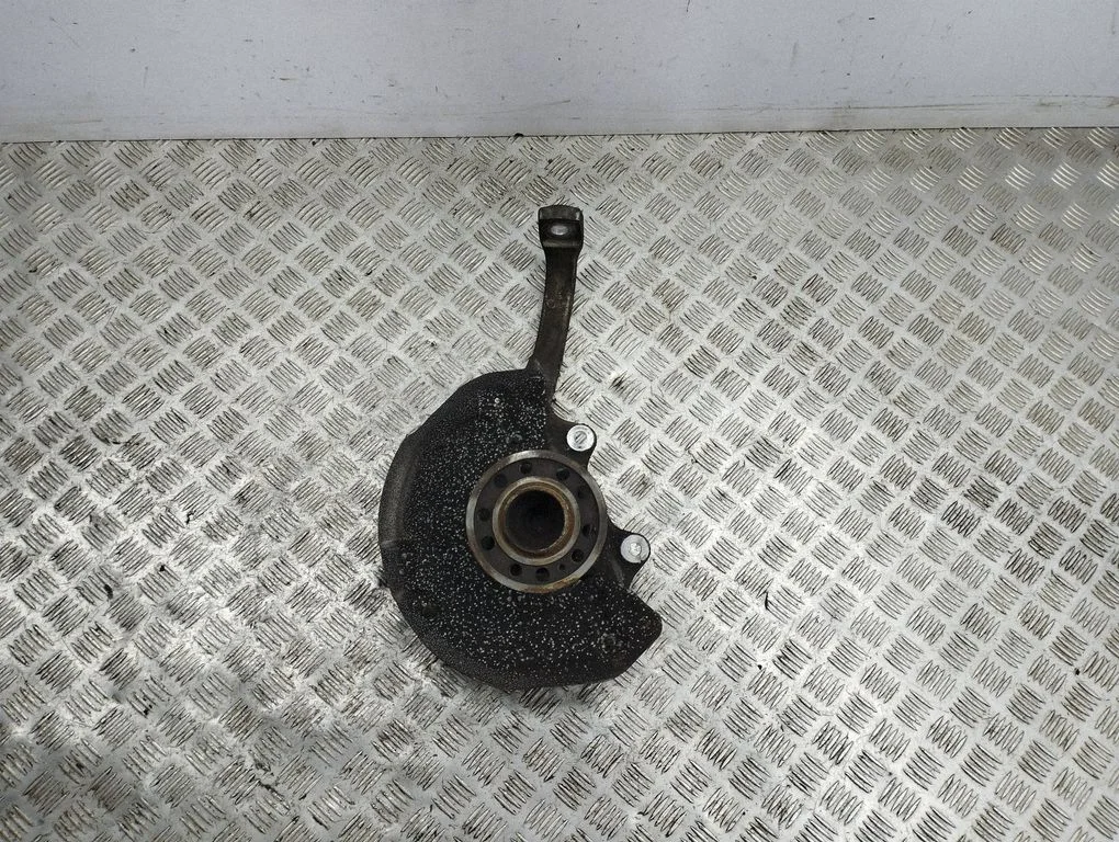 Front wheel hub – left