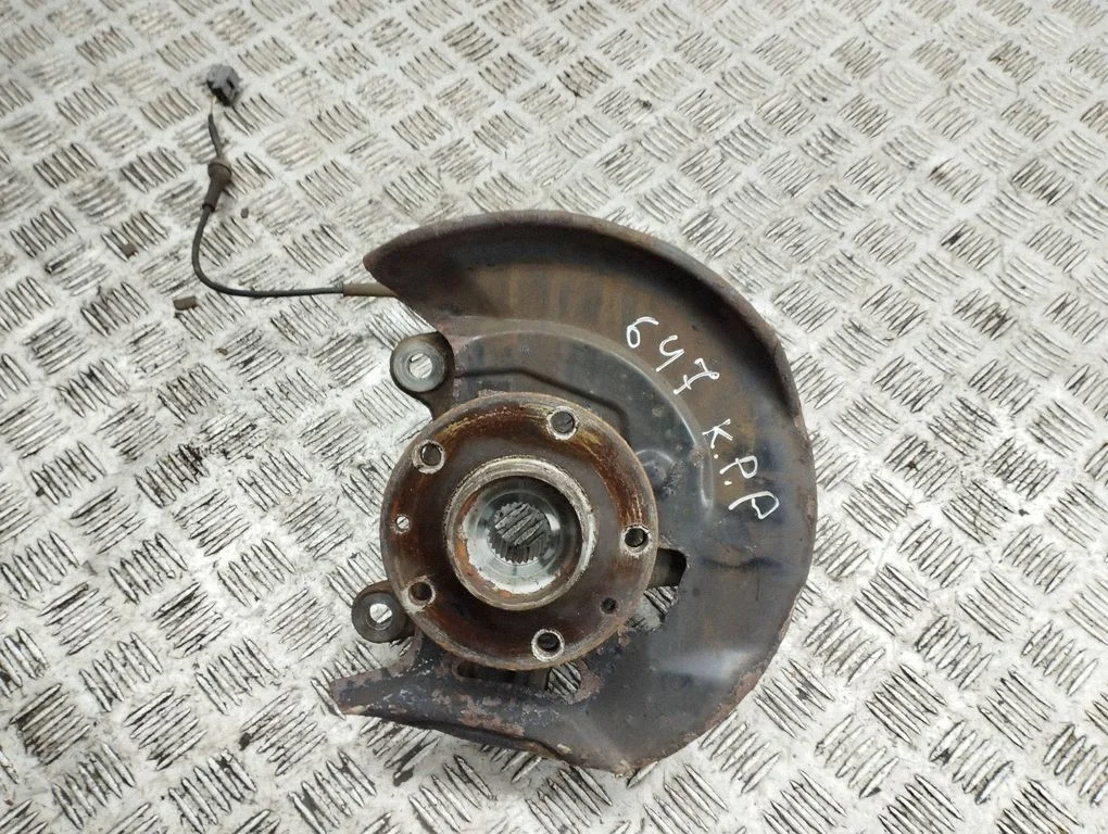 Front wheel hub – left