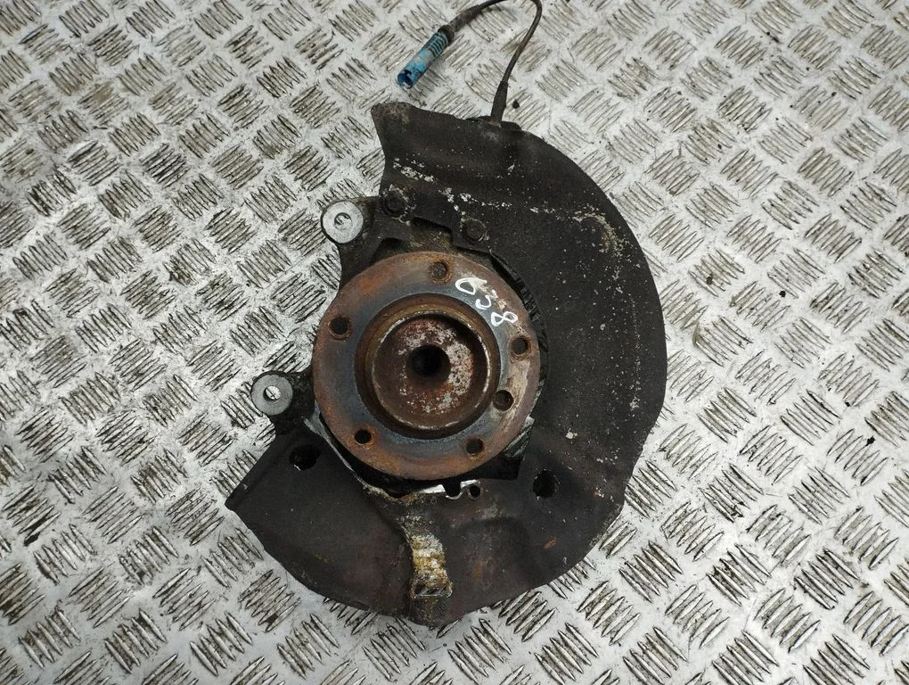 Front wheel hub – right