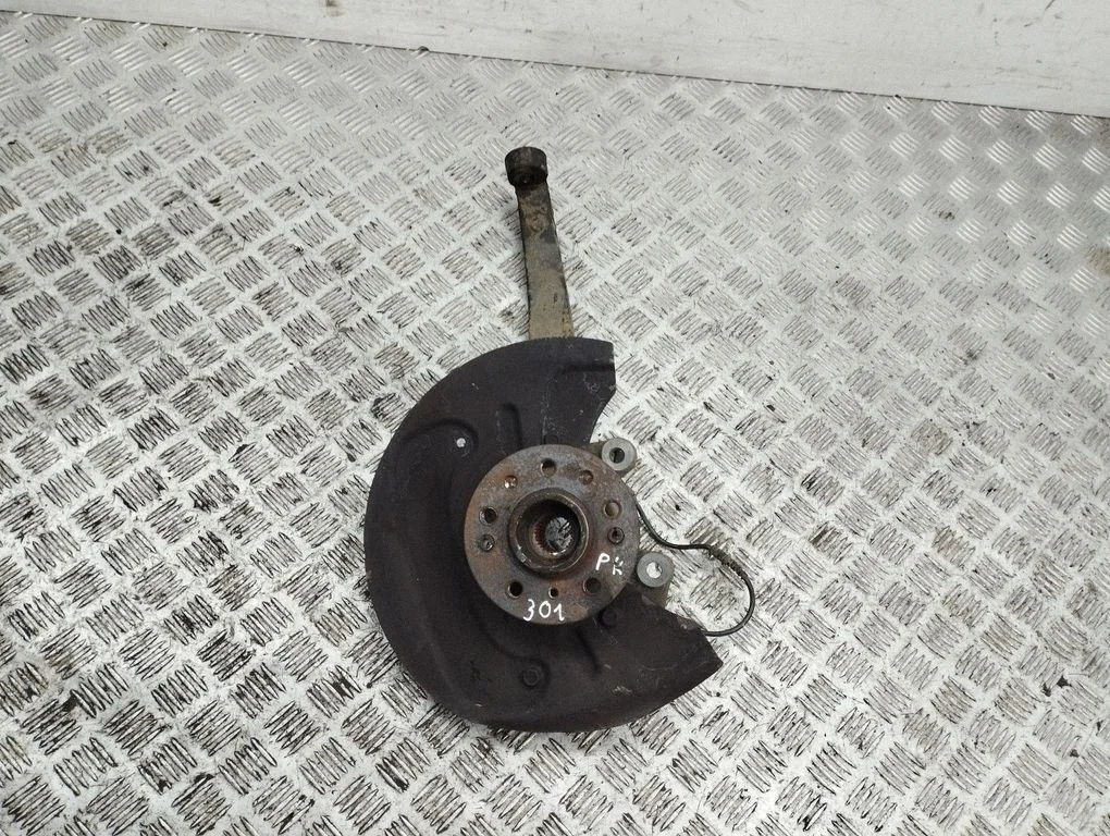 Front wheel hub – front left