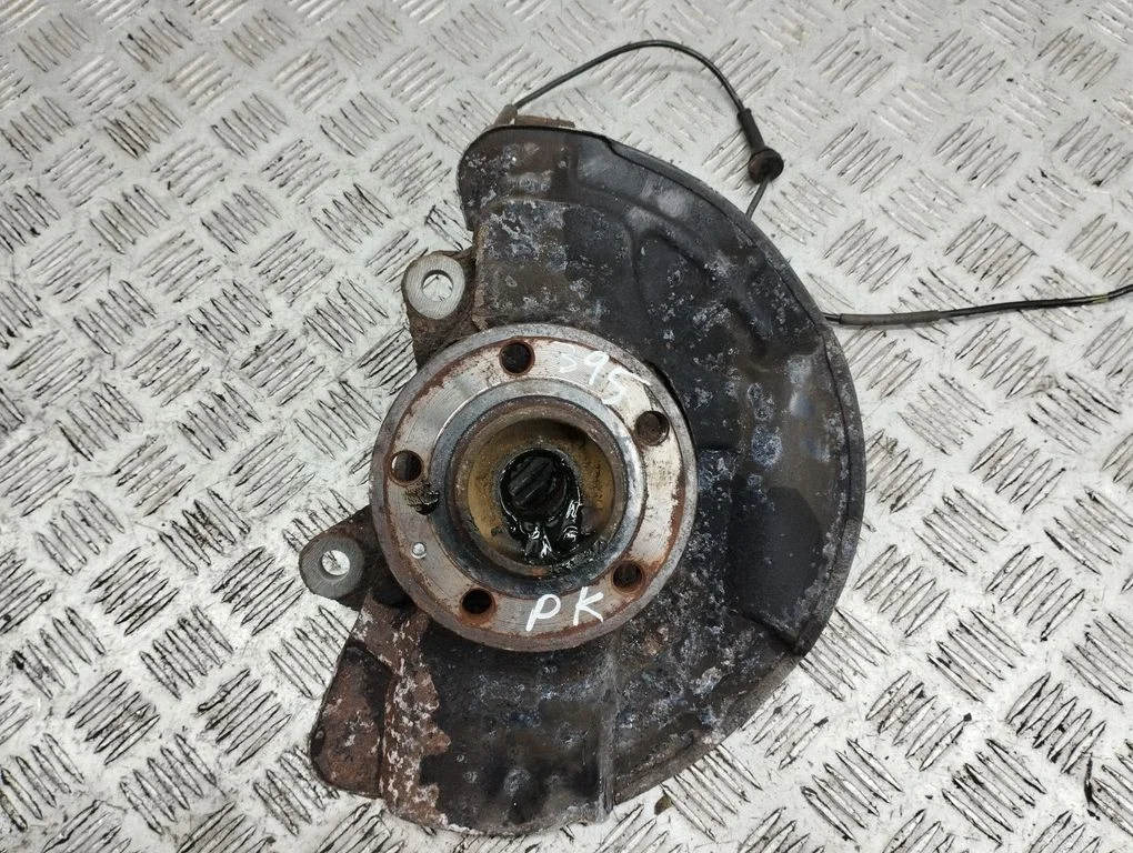 Front wheel hub P30683086