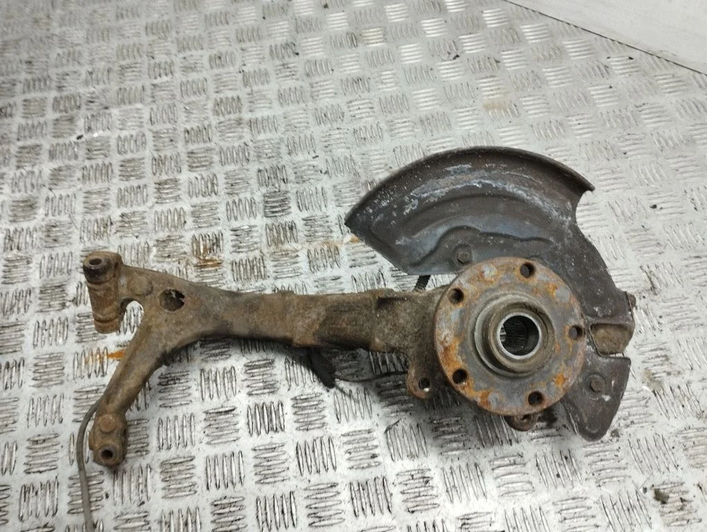Front wheel hub – right