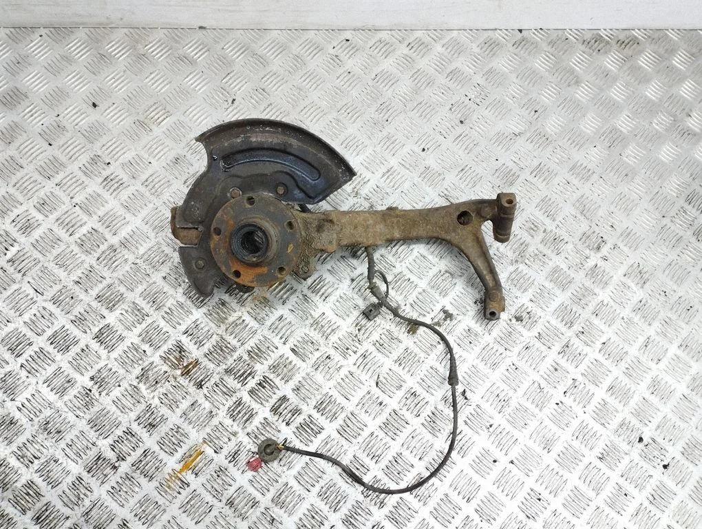 Front wheel hub – left
