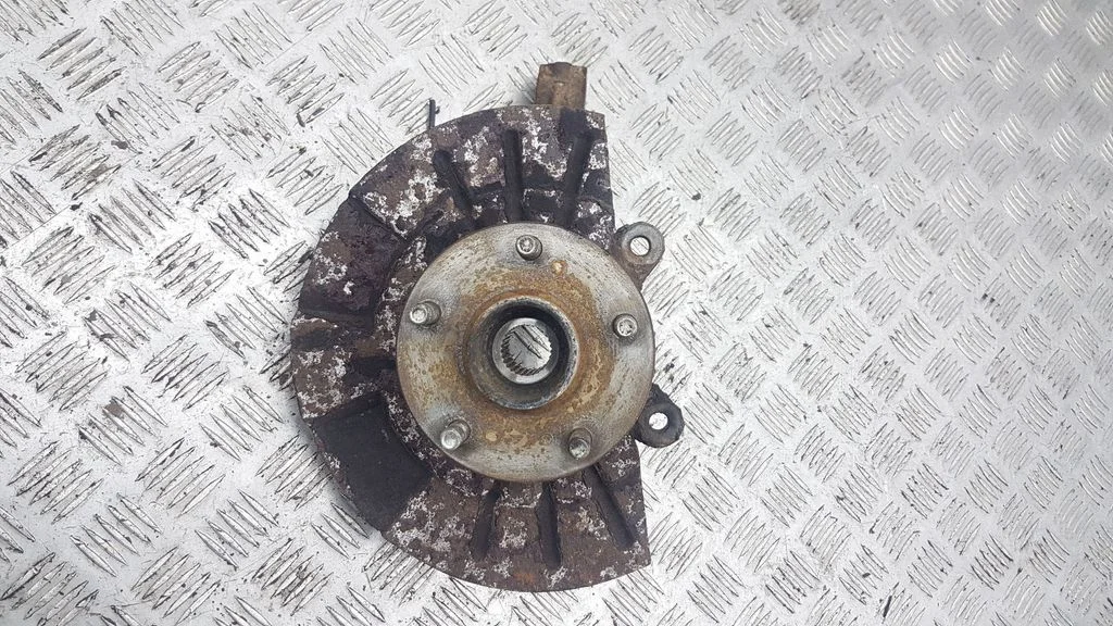 Front wheel hub – left