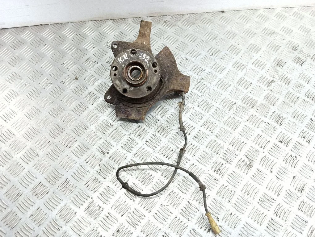 Front wheel hub – left