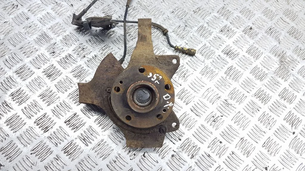 Front wheel hub – front right