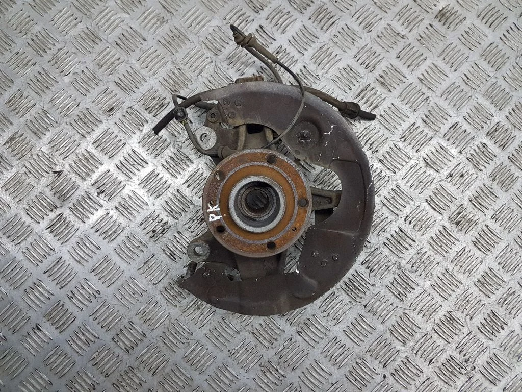 Front wheel hub – left