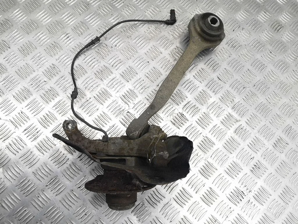 Front wheel hub – right