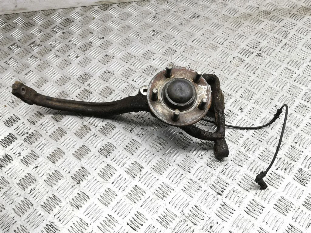 Front wheel hub – left