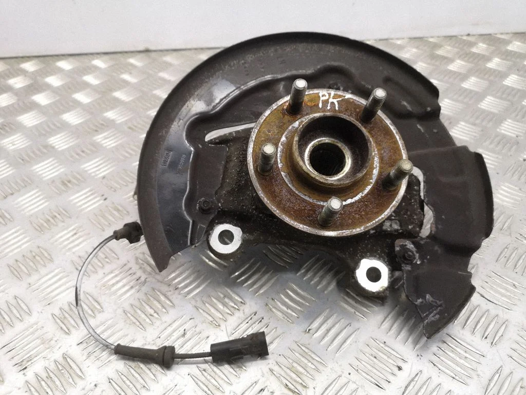 Front wheel hub – left